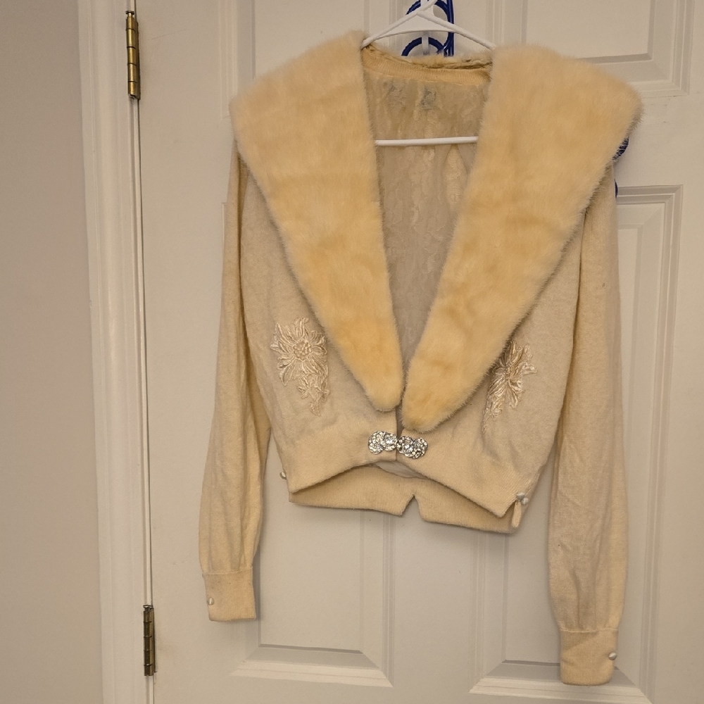 Chic Cream Cardigan with Faux Fur Collar